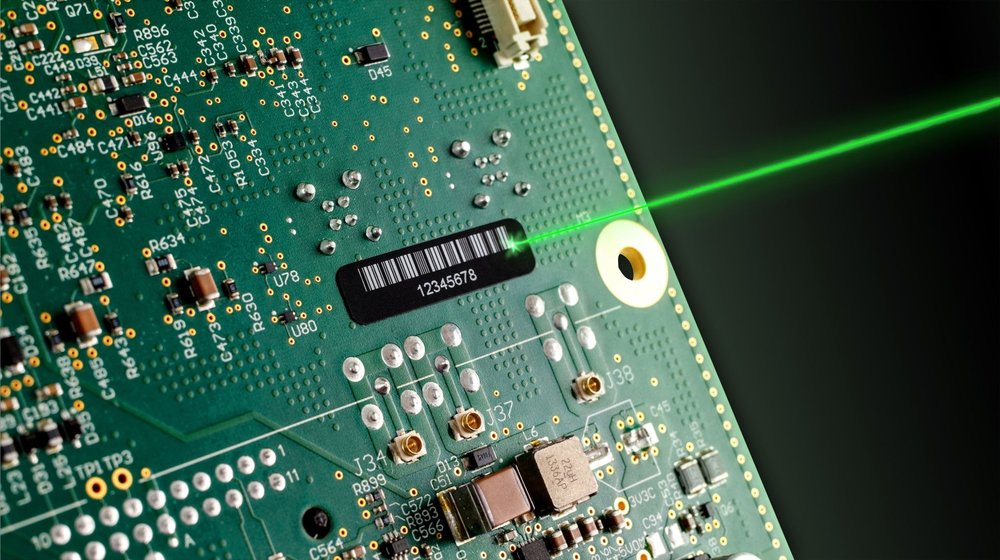 Zvyšte čitelnost čárových kódů pomocí etiket gravírovatelných laserem